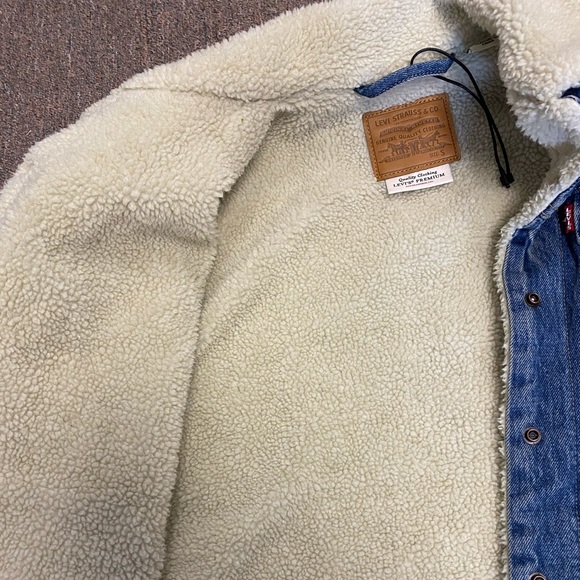 NWOT Levi’s Sherpa Trucker Jacket - Picture 3 of 3